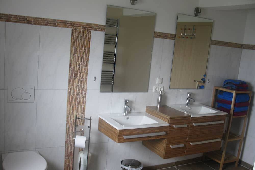 Ganze Wohnung, Ferienwohnung Auwald im E.G., Rollstuhlgerecht115-125€ pro Nacht + Gebühren etc in Bergstein, Hürtgenwald