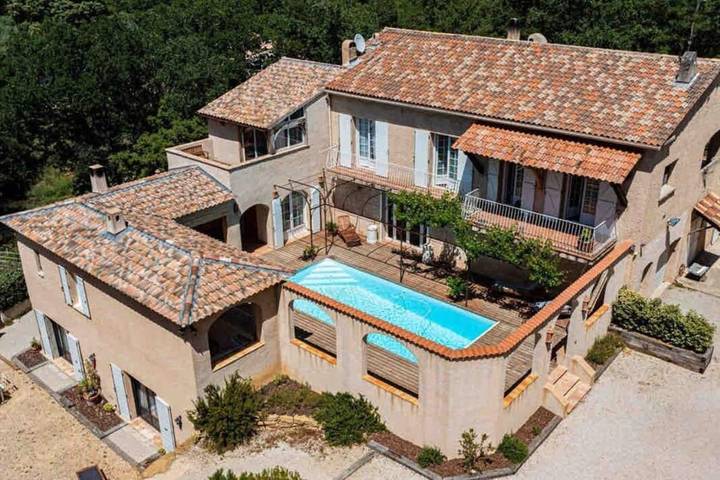 Location de vacances pour 8 personnes, avec piscine et jardin à Évenos - 2