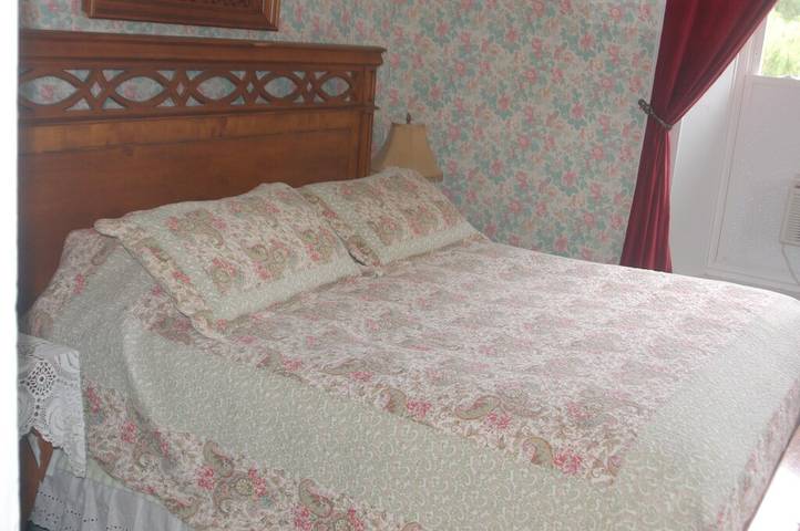 Vacation house for 36 people, with hot tub and yard in Lake Erie