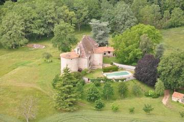 Location de vacances pour 16 personnes, avec piscine et vue sur le lac ainsi que jardin et vue, animaux acceptés à Augignac