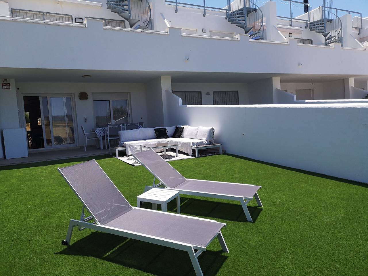 Apartamento entero, Apartamento 'Bajo Poniente' con vistas al mar, piscina compartida y Wi-Fi in Atlanterra, Tarifa