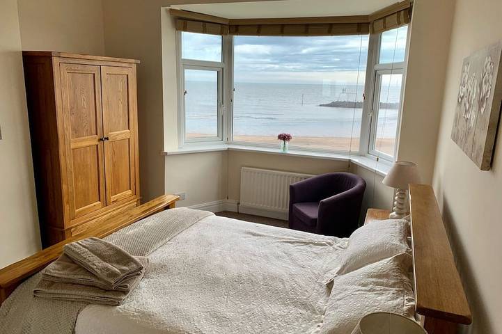 'Bay View' Absolute Seafront 3 Bedroom House with Breath-taking Sea Views. in Newbiggin-by-the-Sea, Northumberland