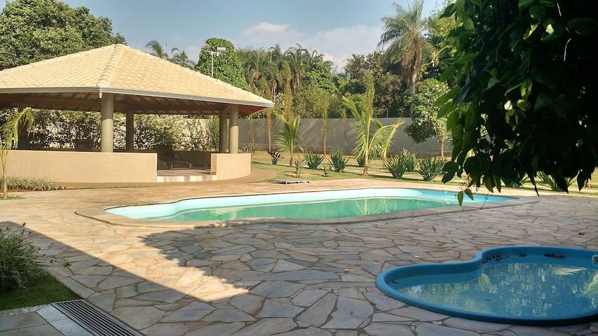 Casas e apartamentos de temporada para 30 pessoas, com jardim e piscina e ainda balcão, com animais de estimação no Brasil