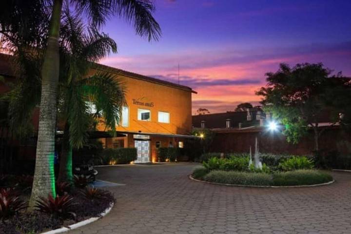 Pousadas para 3 pessoas, com sauna e jardim e ainda piscina, com animais de estimação em Itapecerica da Serra