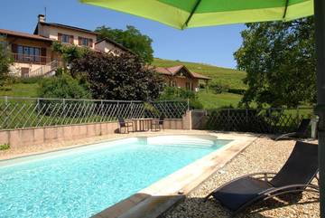 Gîte pour 8 personnes, avec terrasse ainsi que jardin et piscine à Pruzilly