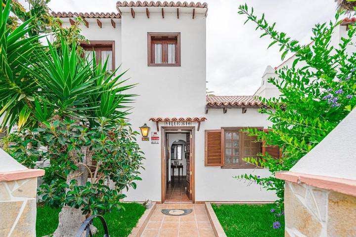 Camping voor 4 personen, with tuin and terras as well as zwembad op Tenerife