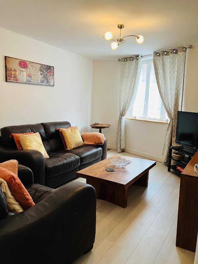 Two-Bedroom House in Bussière-Dunoise, Région de Guéret