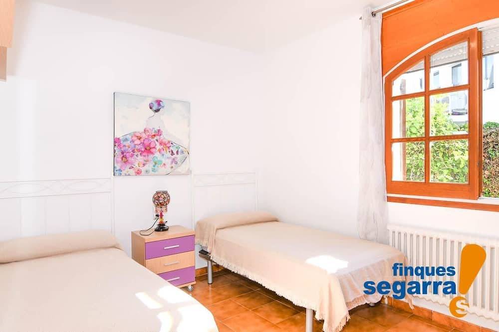 Villa con gran jardín y piscina, al lado de la playa in Roda de Bará, Costa Dorada