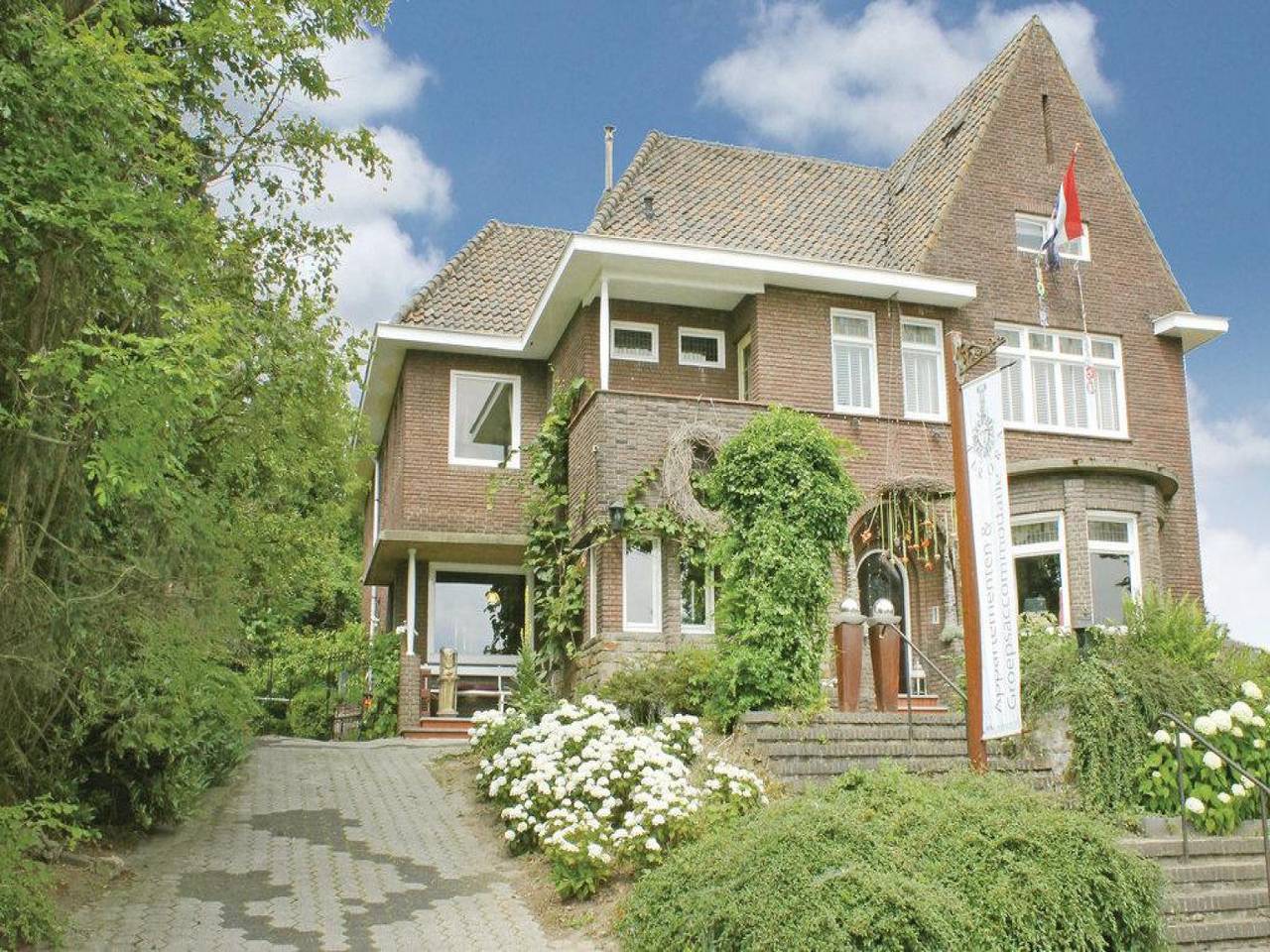 Prachtige 12 persoons villa in Zuid-Limburg met bubbelbaden in Limburg