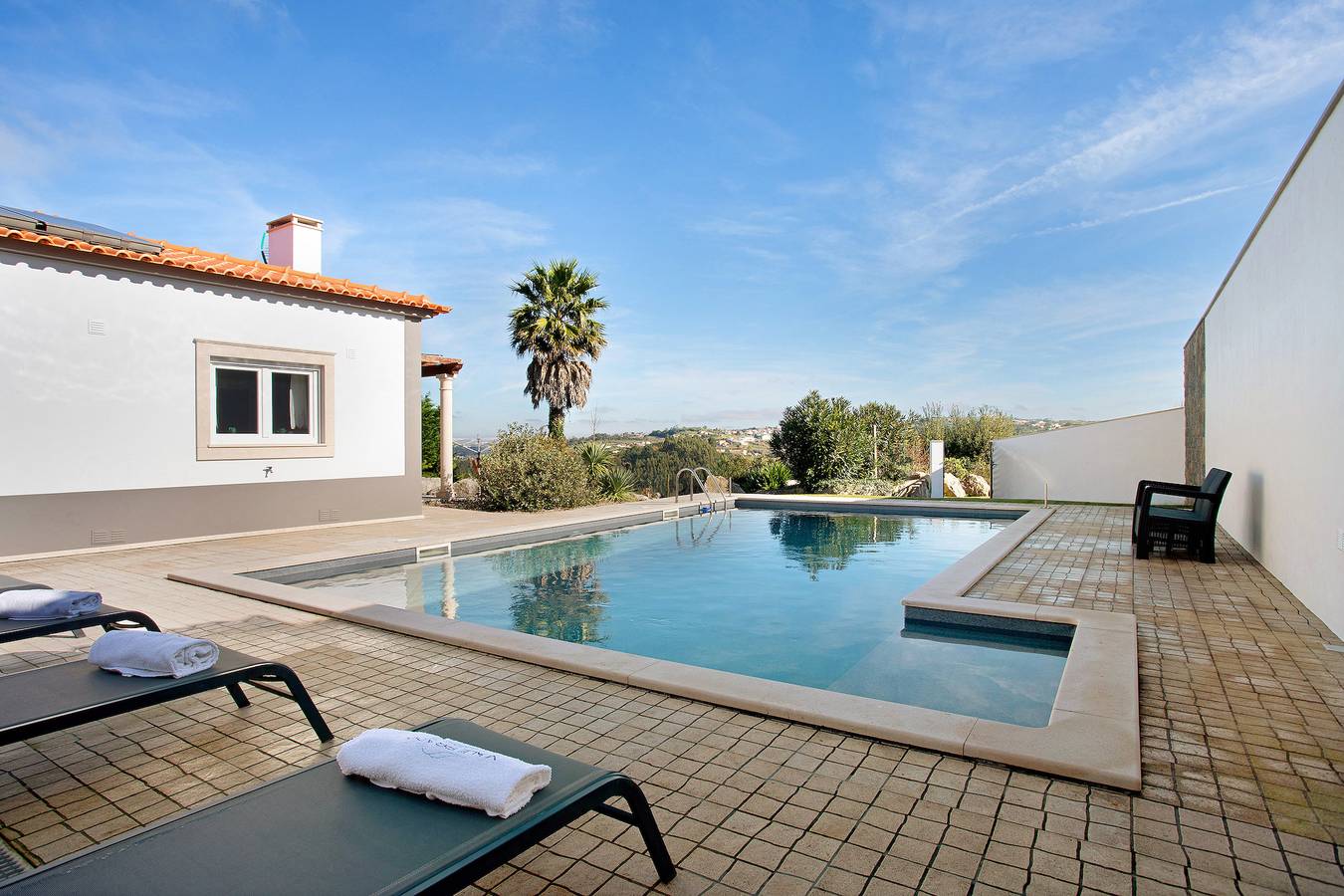 Villa 'Rosa Com Piscina E Jacuzzi' with Mountain View, Wi-Fi and Air Conditioning in Salir de Matos, Leiria District