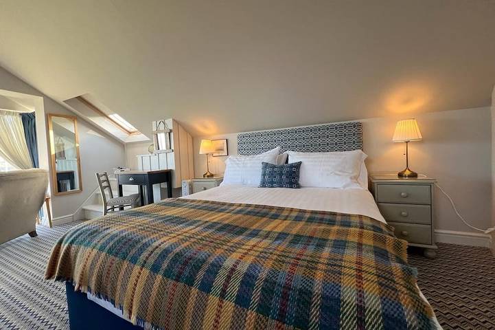 Perfect romantic retreat centrally located with sea views in New Quay, Cardigan Bay