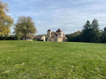 Gîte pour 10 personnes, avec jardin et vue, animaux acceptés à Poigny-la-Forêt