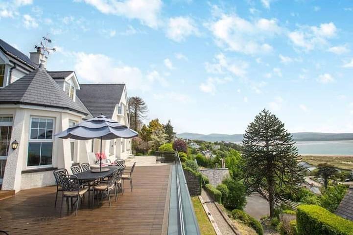 Holiday home for 10 people in Aberdovey