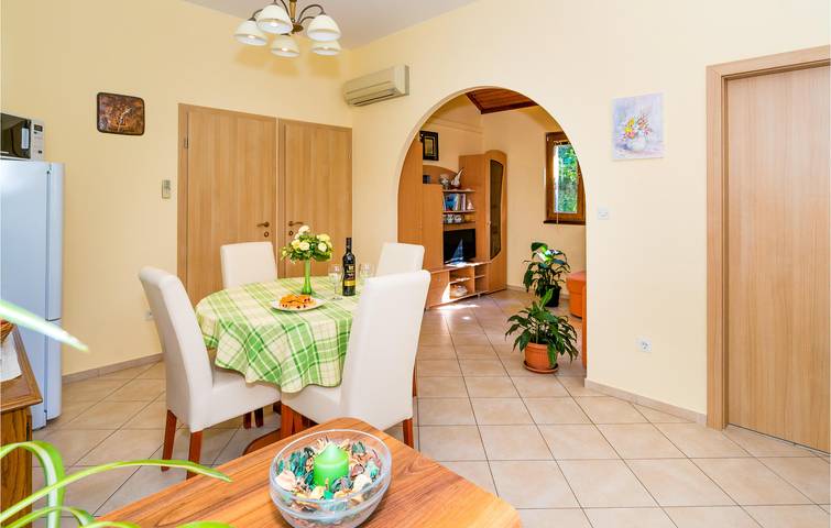 Ganze Ferienwohnung, Apartment am Meer mit Terrasse, WLAN und Parkplatz – 100 m bis zur Küste in Necujam, Solta