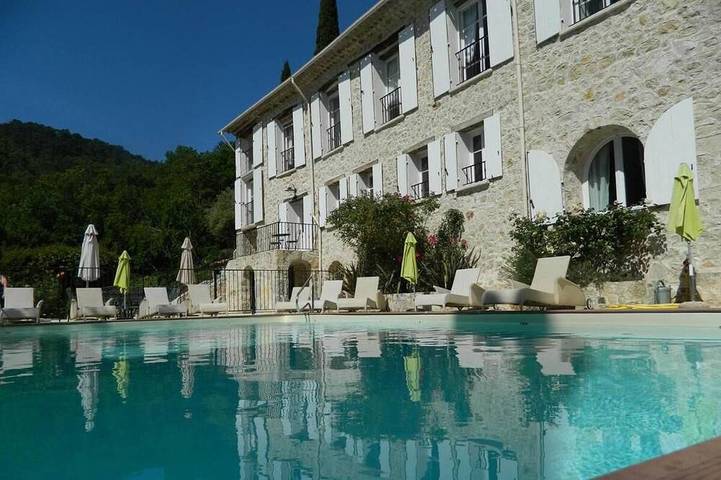 Location de vacances pour 12 personnes, avec terrasse et jardin à Bargemon