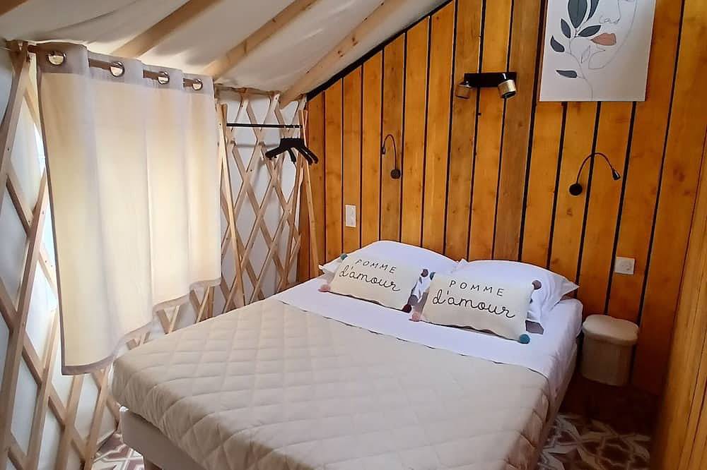 Yurt-Terracotta -Confortable-Baño privado con bañera-Sin vista in Clermont-Créans, Sarthe