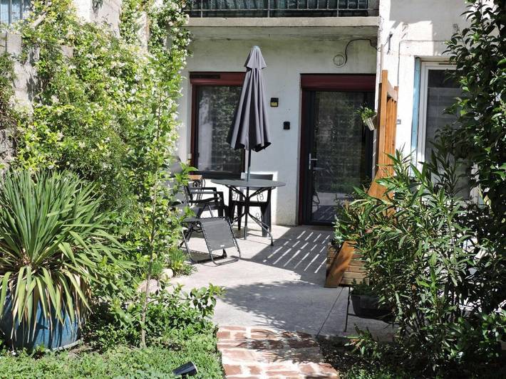 Appartement de vacances pour 2 personnes, avec terrasse et piscine ainsi que vue et jardin