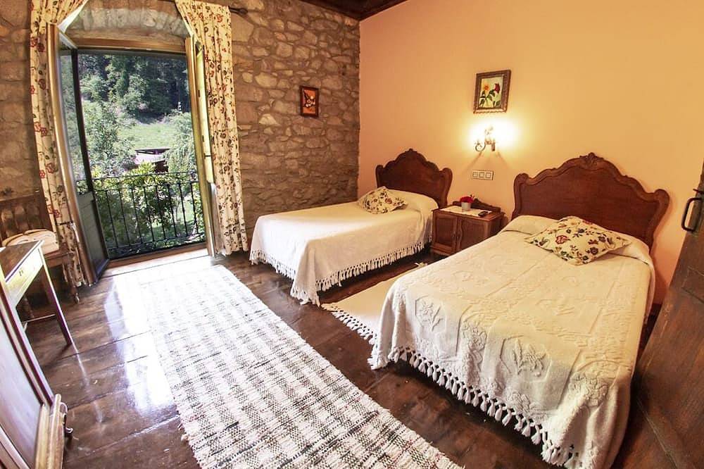 La Casona de Belmonte Farmhouse in Belmonte de Miranda, Cordillera Cantábrica