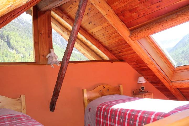 Room chalet, Jacuzzi, sauna, Hammam. Ideal location for mountain activities. in Cervières, Briançon und Umgebung