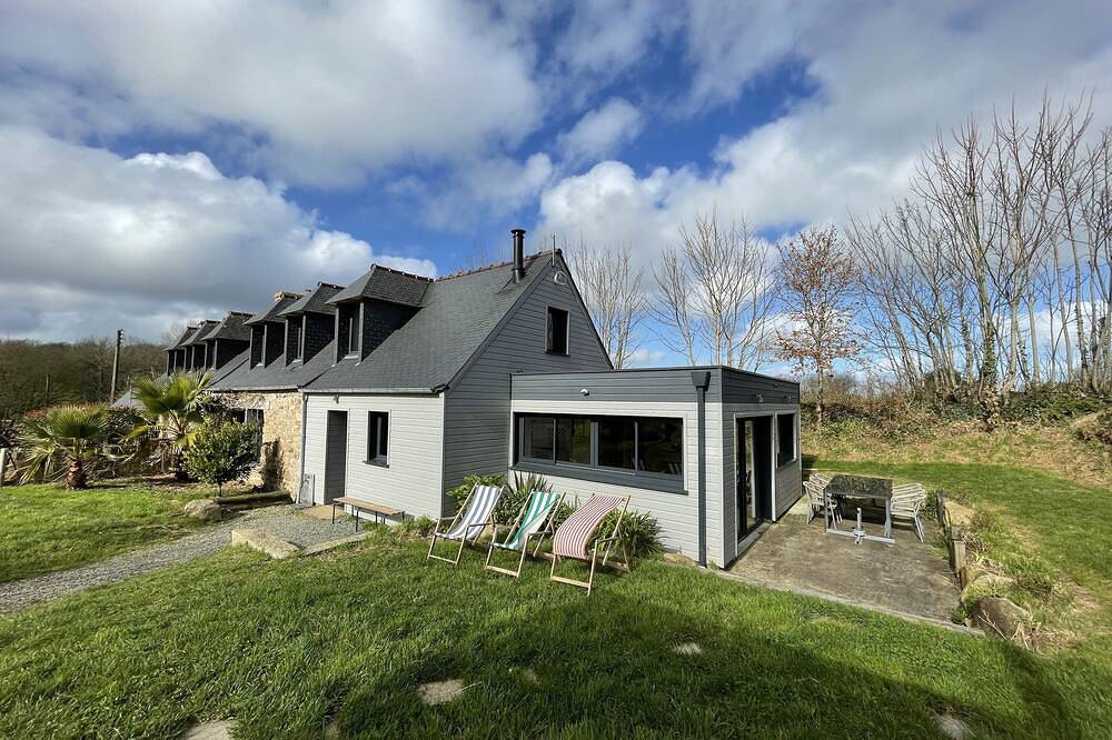 Stone farmhouse for 10 people with heated swimming pool in Trélévern, Costa de granito rosa