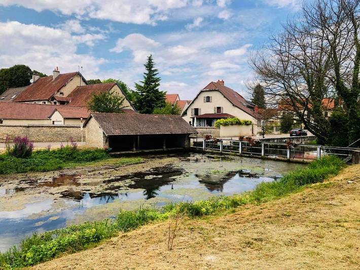 Location de vacances pour 8 personnes, avec Balcon et Terrasse ainsi que Jardin et Vue à Saint-Julien (Bourgogne)