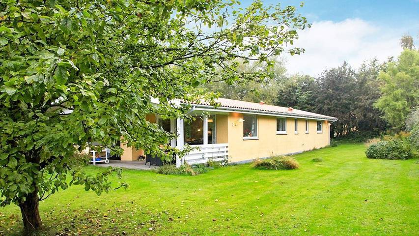 Ferieudlejning for 8 personer, med terrasse, husdyr tilladt på Langeland