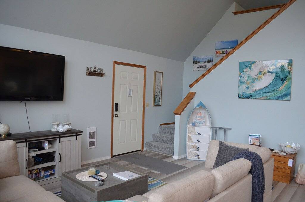 Bright Cheery House w/ outlet for Ev Charge, fire pit, close to beach & trails in Ocean Shores, Grays Harbor County