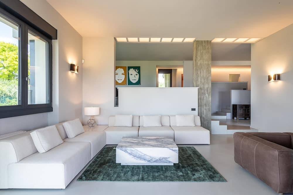 Villa Roccolo luxury retreat overlooking the Garda Lake in Bardolino, Montagnes autour du lac de Garde