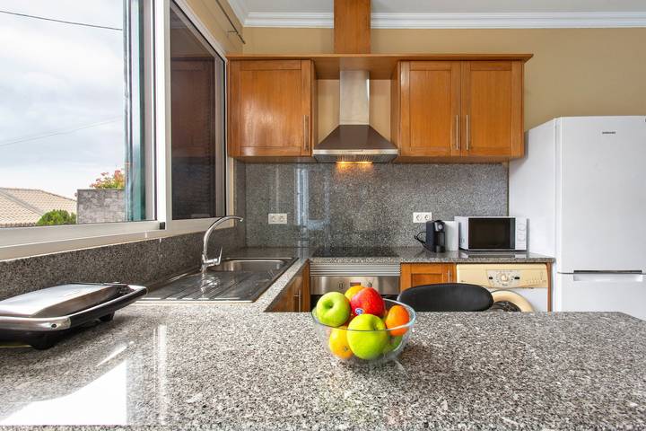 Entire apartment, Apartment 'Casa Viva' with Sea View, Shared Terrace and Wi-Fi in Machico, Madeira