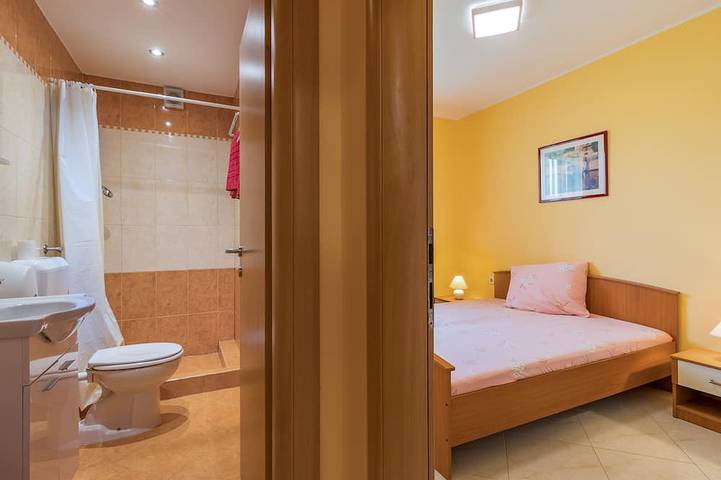 Ganze Wohnung, Wundervolle Ferienwohnung für 4 Personen mit Pool und Garten in Südküste Istrien