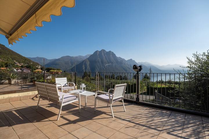 Appartamento per 5 persone, con Terrazza e Giardino nonché Piscina e Vista lago a Clusone