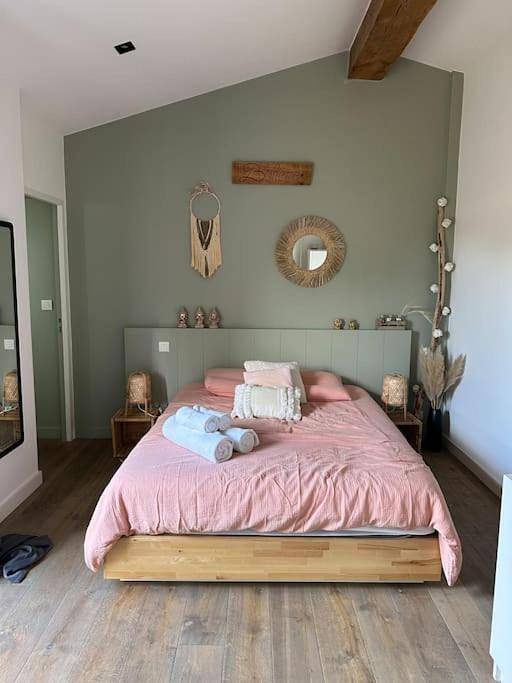 Location de vacances pour 8 personnes, avec terrasse ainsi que piscine et jacuzzi dans Plage des Gollandieres (Le Bois-Plage-en-Re) - 2