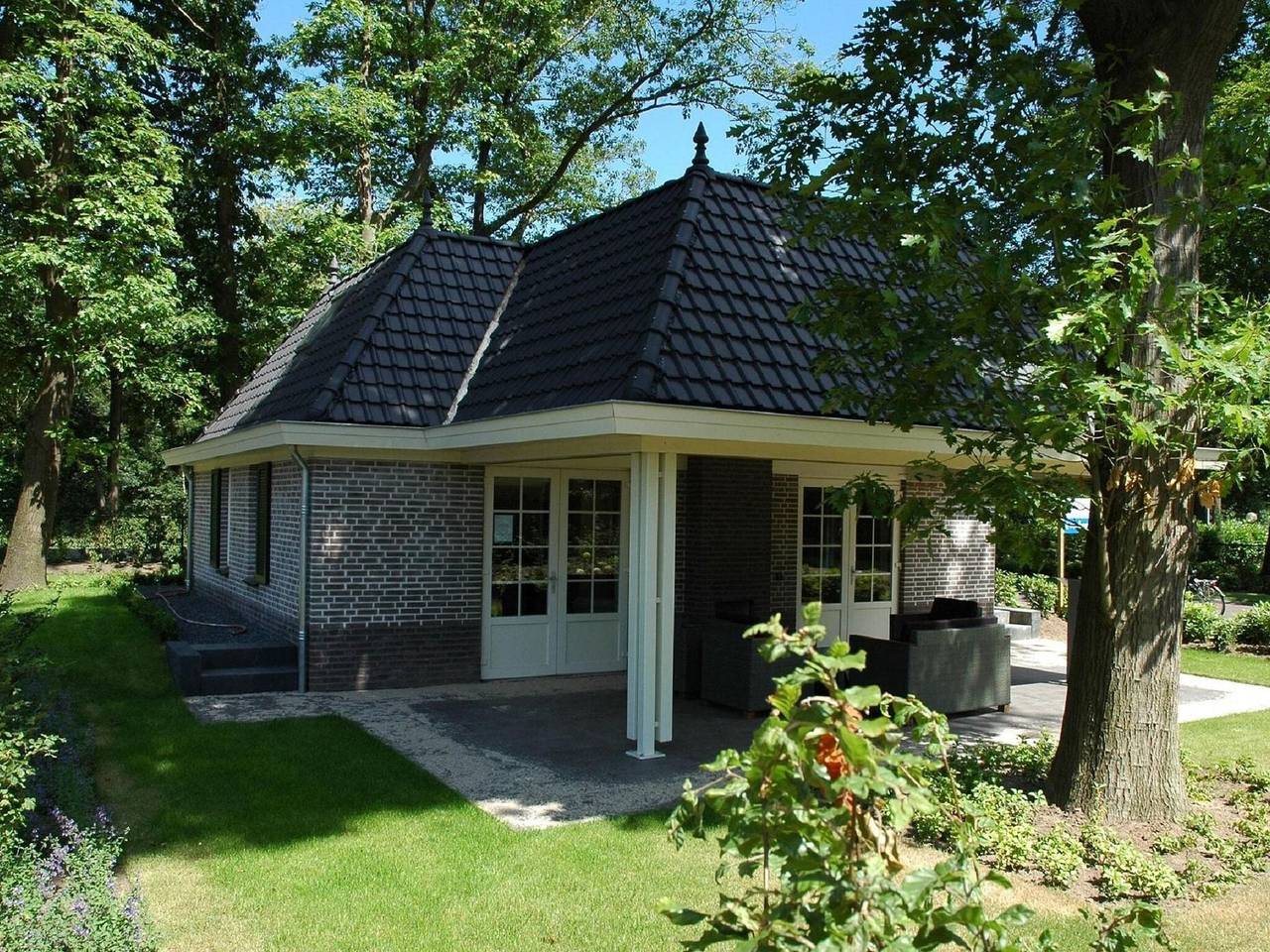 Detached villa with outdoor fireplace near the Veluwe in Veluwe
