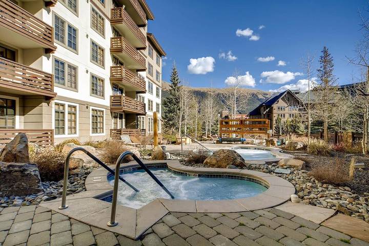 Vacation rental for 8 people, with pool and balcony as well as hot tub in Copper Mountain