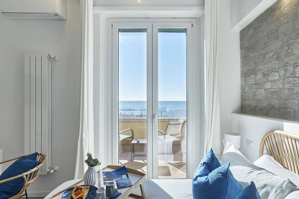 Apartamento entero, Encantador ático con vista al mar, cerca de la estación de trenes y buses. in Ostia, Roma