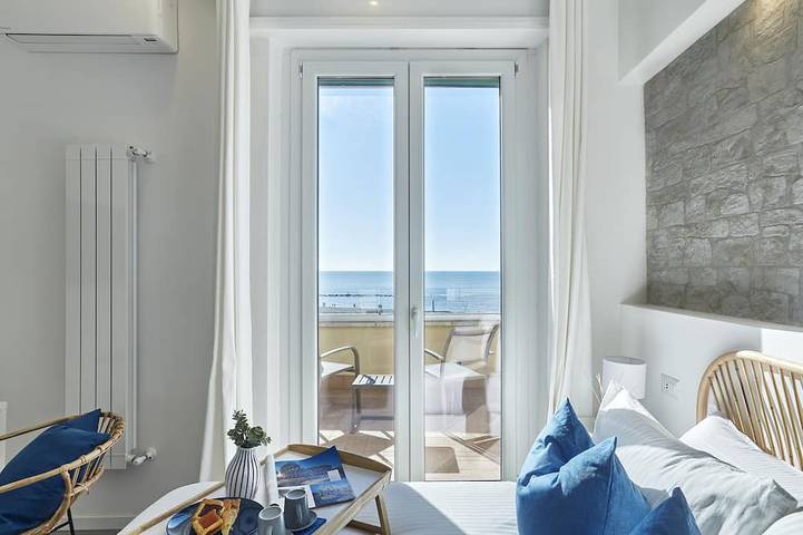 Appartamento intero, Attico di charme con vista mare, centrale e a pochi passi dalla stazione. in Ostia, Roma