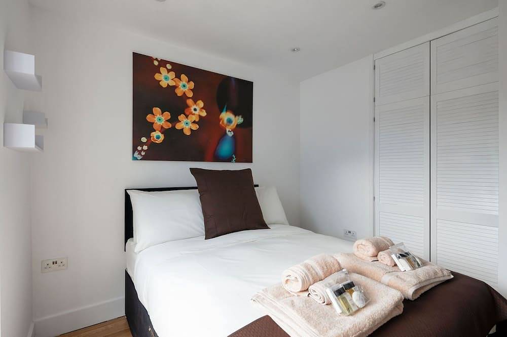 Escape London in London - Wanstead village - Dove house - hottub and gym! in Redbridge, London