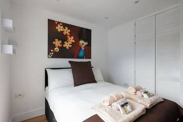 Holiday Rental for 8 People in Redbridge, London, Photo 2