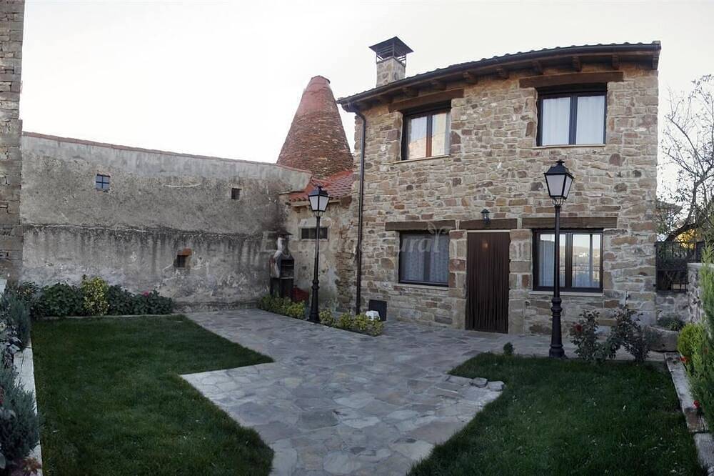 Rural House Sierra de Tabanera in San Andres, Soria with barbecue and large garden in Almarza, Soria Provinz