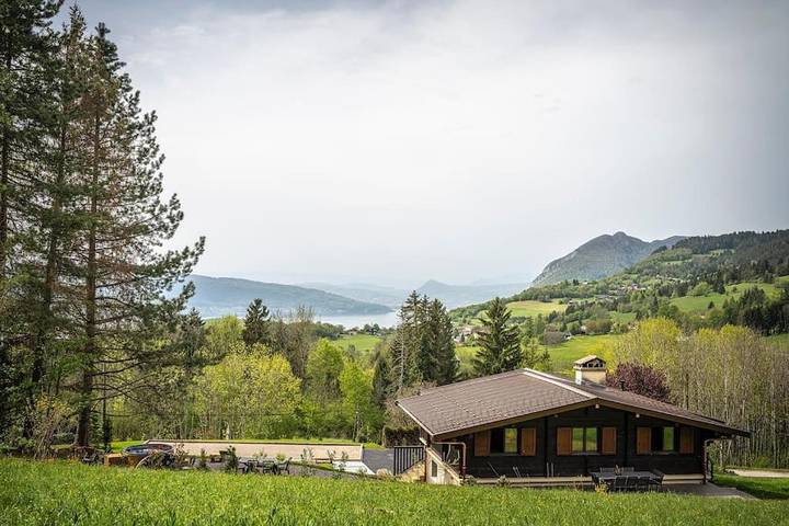 Chalet pour 10 personnes, avec Balcon et Jacuzzi ainsi que Terrasse et Jardin sur le Lac d'Annecy