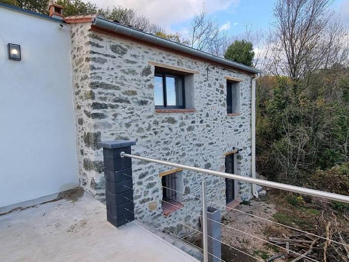 Location de vacances pour 8 personnes, avec vue ainsi que jardin et piscine à Montferrer