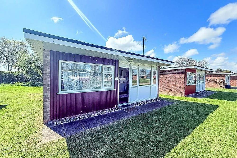 Beautiful chalet with free Wifi nearby Hemsby beach in Norfolk ref 59096S in Hemsby, Great Yarmouth