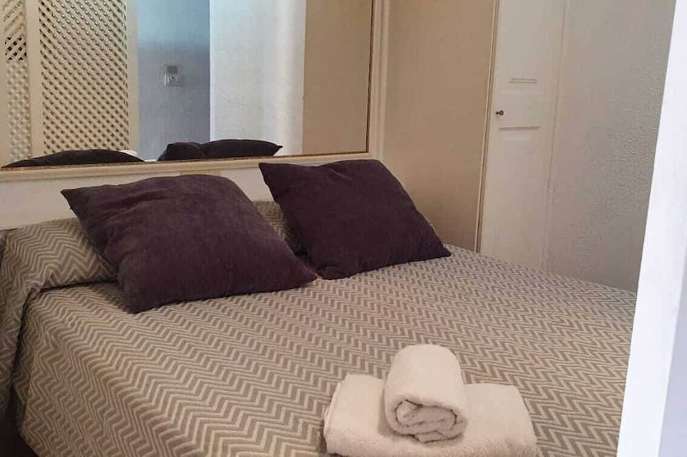 Entire apartment, Apartment Tenerife Sur - beachfront Las Americas - pool - air cond in Playa de las Américas, Arona