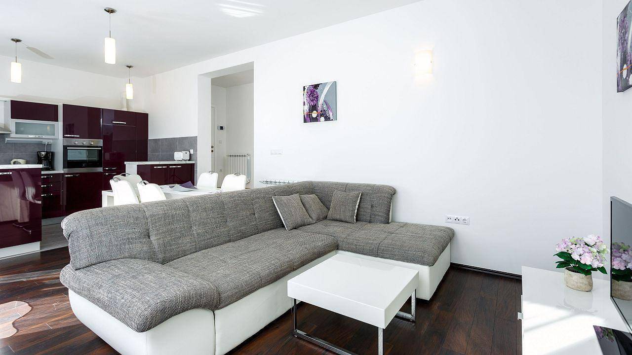 Ganze Ferienwohnung, Apartment in Dugi Rat with Generous Terrace in Dugi Rat, Split-Dalmatien