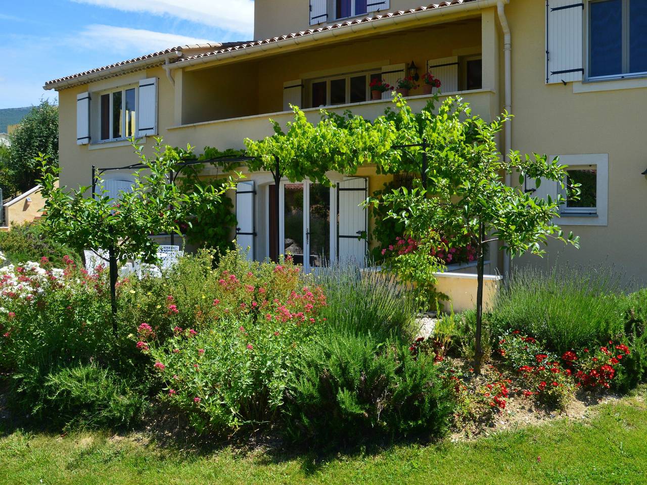 Ganze Wohnung, Ferienwohnung 'Villa Fleury Studio' mit Bergblick, privater Terrasse und Wlan in Montbrun-les-Bains, Nyons und Umgebung