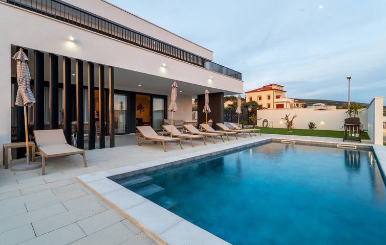 Cozy 2-Bedroom Apartment with Pool, Wi-Fi, & 2km to Beach in Kolan, Kolan (Croatian Adriatic)