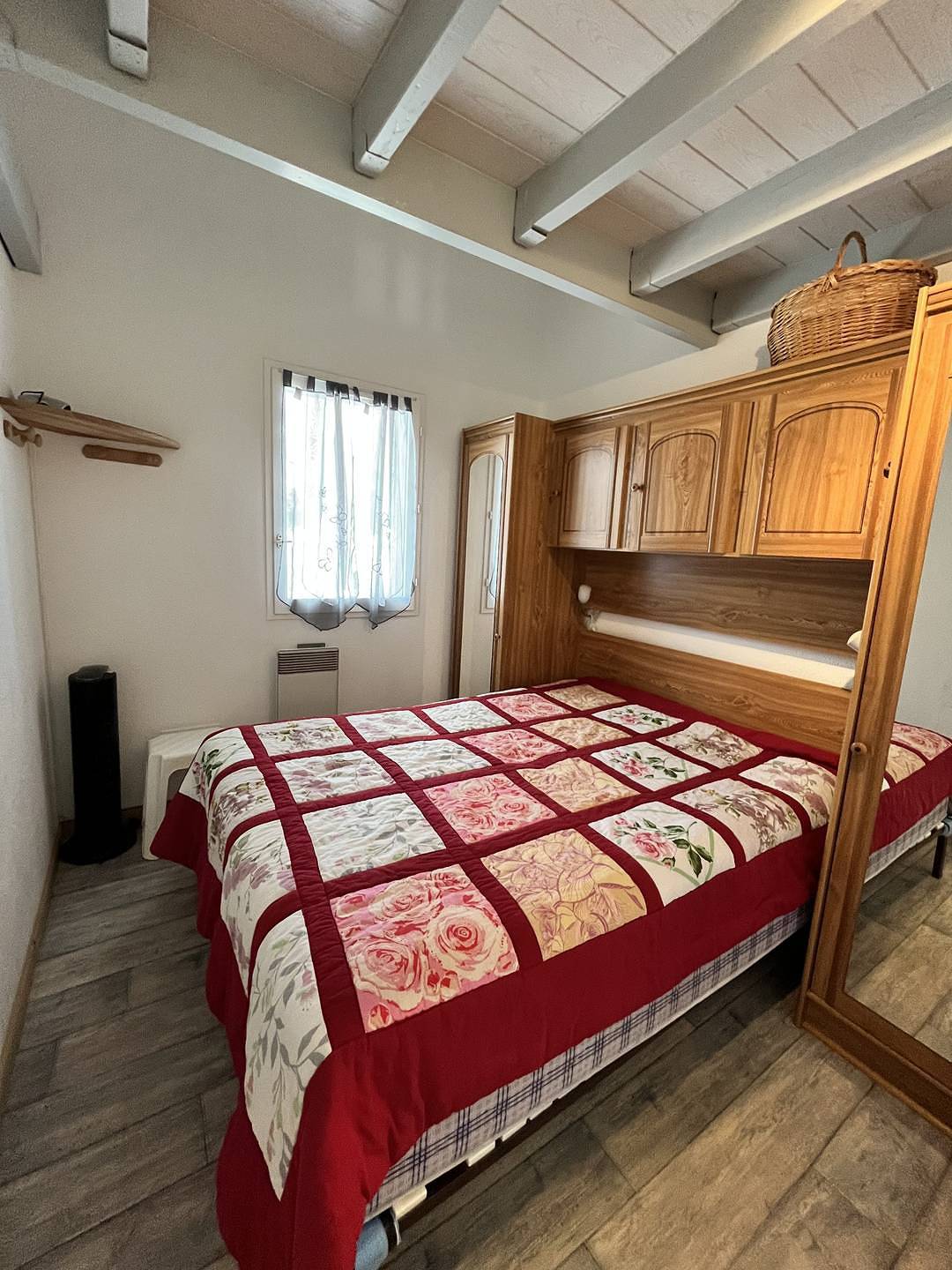 Appartement de vacances entier, Belle maison de vacances semi climatisée, clôturée, véranda, 6 couchages, résidence Le Village De La Mer à 100 in Portiragnes Plage, Portiragnes