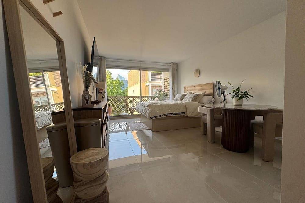 Apartamento entero, Upscale studio with balcony-La Défense in Nanterre, Altos del Sena