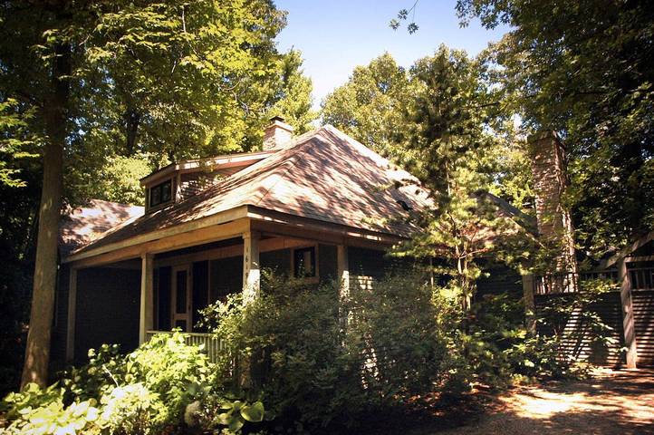 Vacation rental for 14 people, with yard and hot tub as well as pool in Union Pier