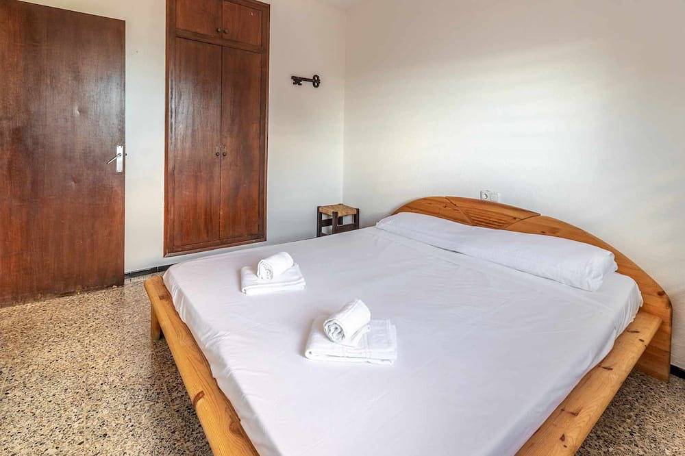 Entire apartment, Grifeu 6 Bright apartment with terrace and views in Platja Grifeu, Upper Empordà
